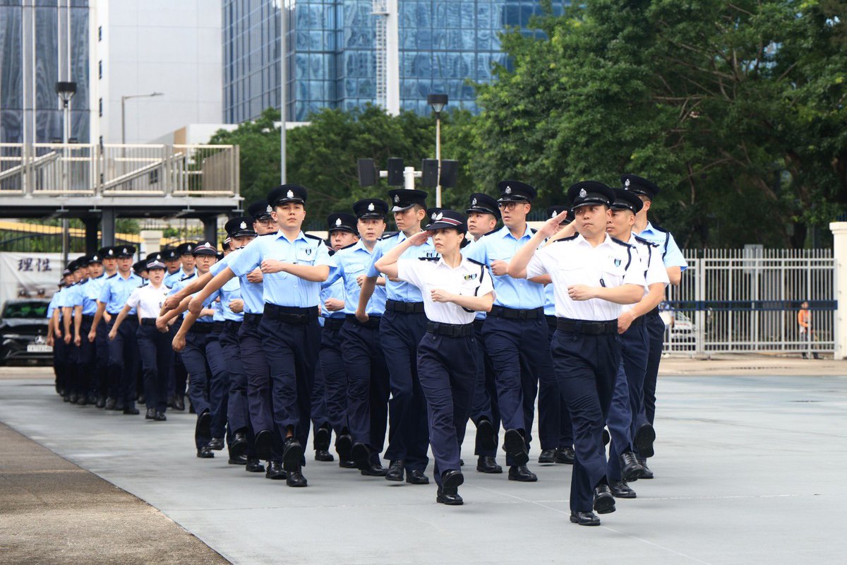 hkpoliceforce's tweet photo. Beaming proudly at their #PassingOutParade—our newly-minted #AuxiliaryPolice officers are poised to sacrifice their free time to be the staunch allies of regular👮🏻‍♂️👮🏻‍♀️to safeguard🇭🇰&amp; serve citizens with ‘Honour, Duty &amp; Loyalty’ in lockstep🫡
🙋🏻‍♂️🙋🏻‍♀️from #AllWalksOfLife—come join #AUX! https://t.co/NnQcQh66VI