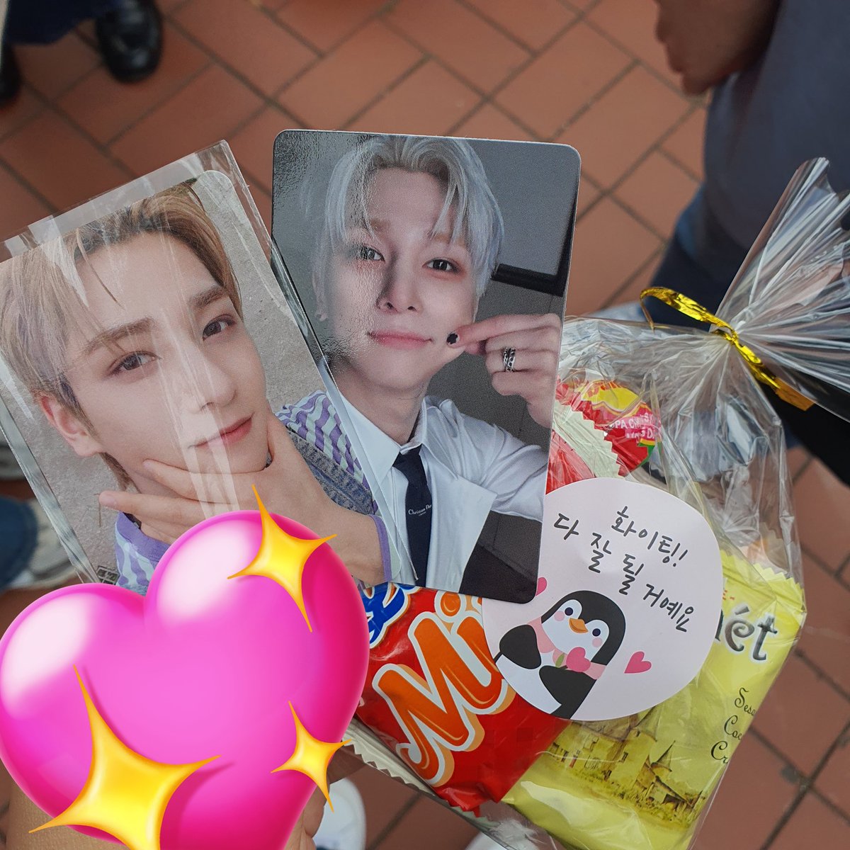 _acheongang's tweet photo. 한결이 어머니가 간식 준비해주셨어요😭❤️❤️❤️❤️❤️❤️ 그리고 키링 포카 짱 예쁘니까 사세요... https://t.co/EZHtVAOhXB