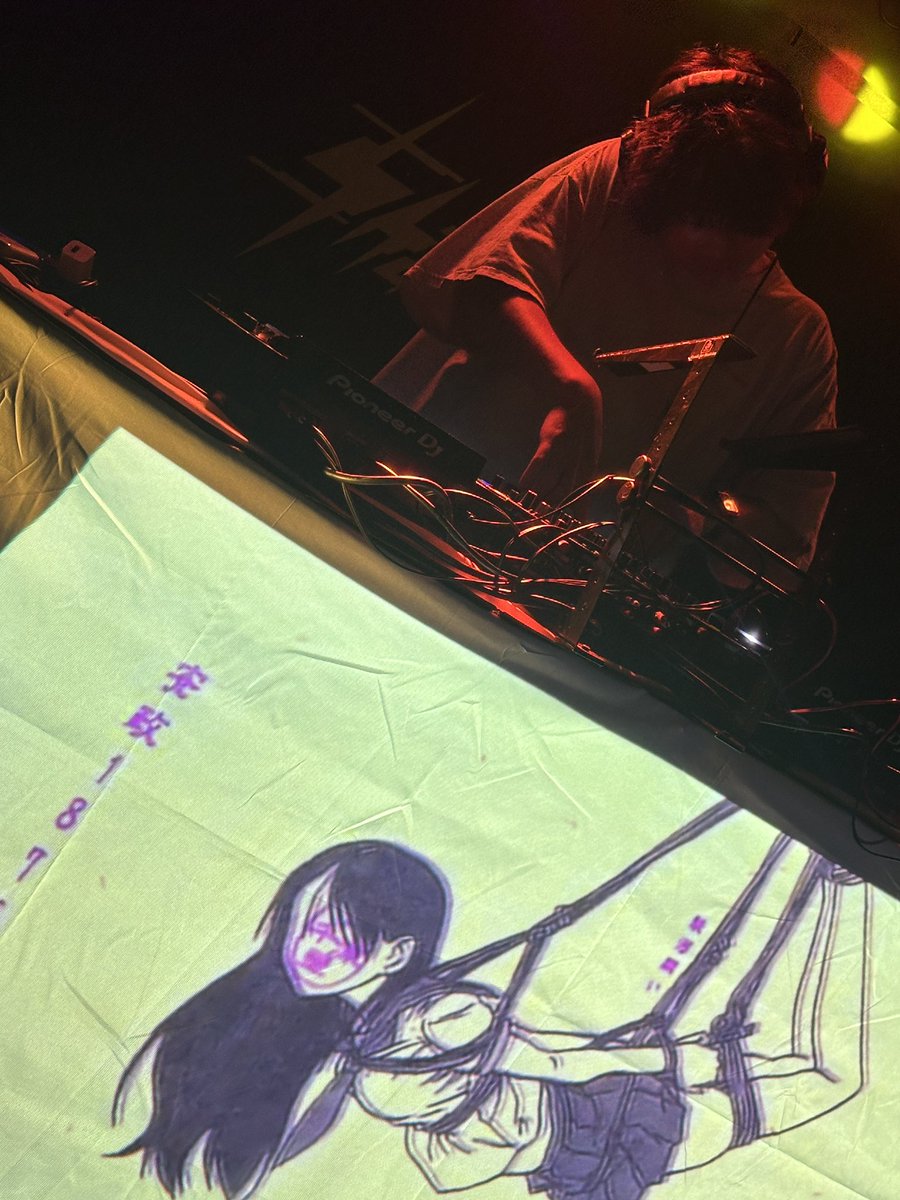 cheerful_end's tweet photo. 言ってなかったけど、トワ君推しになりつつあるwwwwwwwwww
ヤンさんの危機←
トワ君の選曲刺さるんよなぁ
あとDJカッコよい

@okymtw_ 
@Kiruem_Nagoya 
#斬るえむ総会
#斬るえむ 
#SAKAENEON https://t.co/HC3KOz0C6D