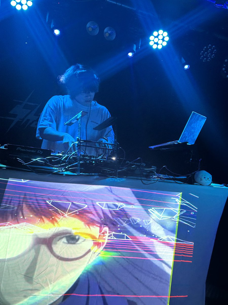cheerful_end's tweet photo. 言ってなかったけど、トワ君推しになりつつあるwwwwwwwwww
ヤンさんの危機←
トワ君の選曲刺さるんよなぁ
あとDJカッコよい

@okymtw_ 
@Kiruem_Nagoya 
#斬るえむ総会
#斬るえむ 
#SAKAENEON https://t.co/HC3KOz0C6D
