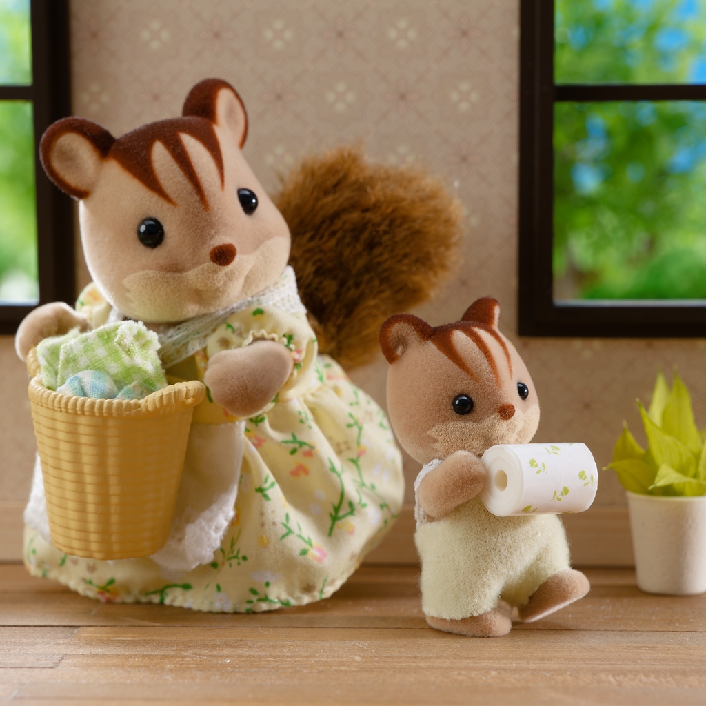 Ambrose is helping his mother with the daily chores. 🧺 Here he is bringing some fresh toilet paper to the bathroom. 🧻 He’s such a good helper! #chores #family #happy #fun #sylvanianfamilies #sylvanianfamily #sylvanian #calicocritters #calico #dollhouse #miniature #kawaii