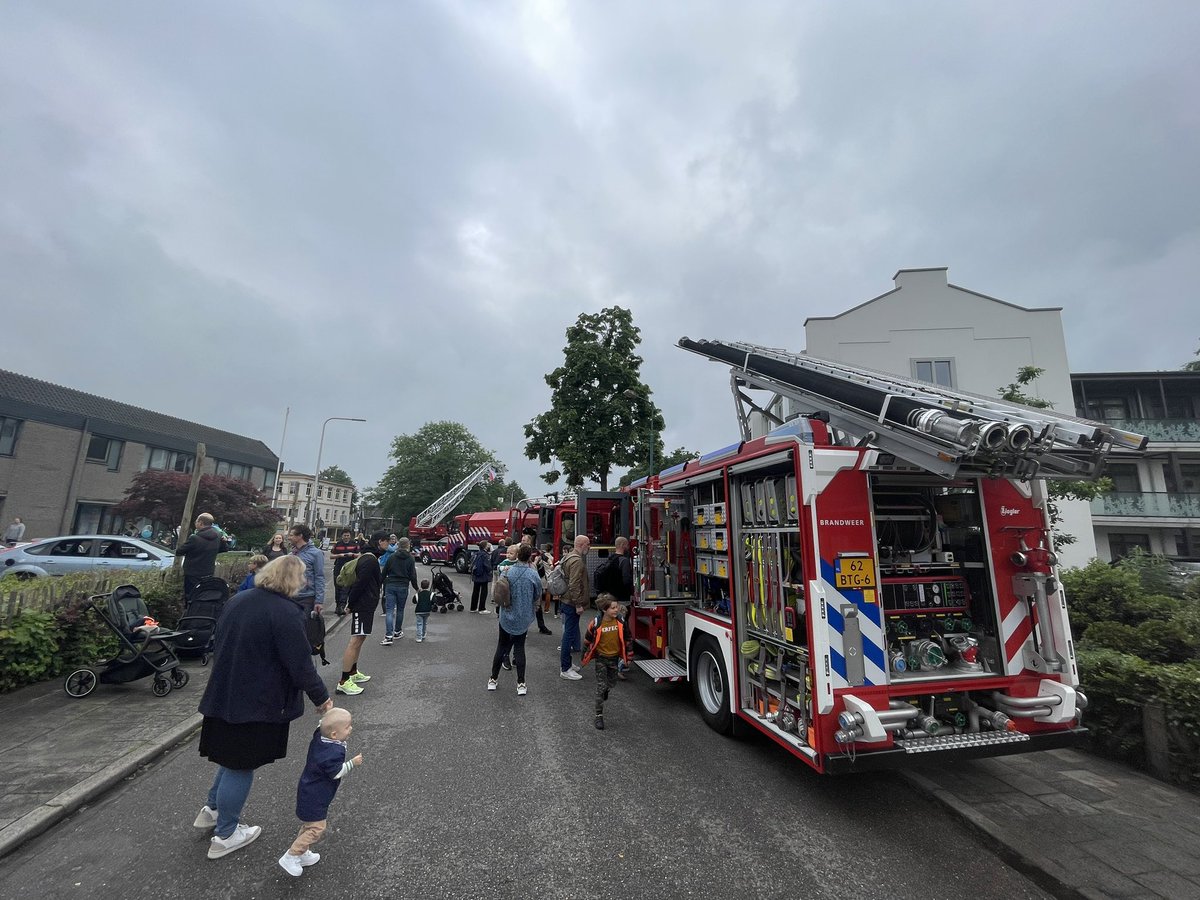 FritsNaafs's tweet photo. Tot 16.00 uur open dag @brwDriebergen en andere hulpdiensten politie, rode kruis, rijkswaterstaat, ambulance en incidentenlego. Leuke activiteiten voor jong en oud. https://t.co/CXHu9gPBbu