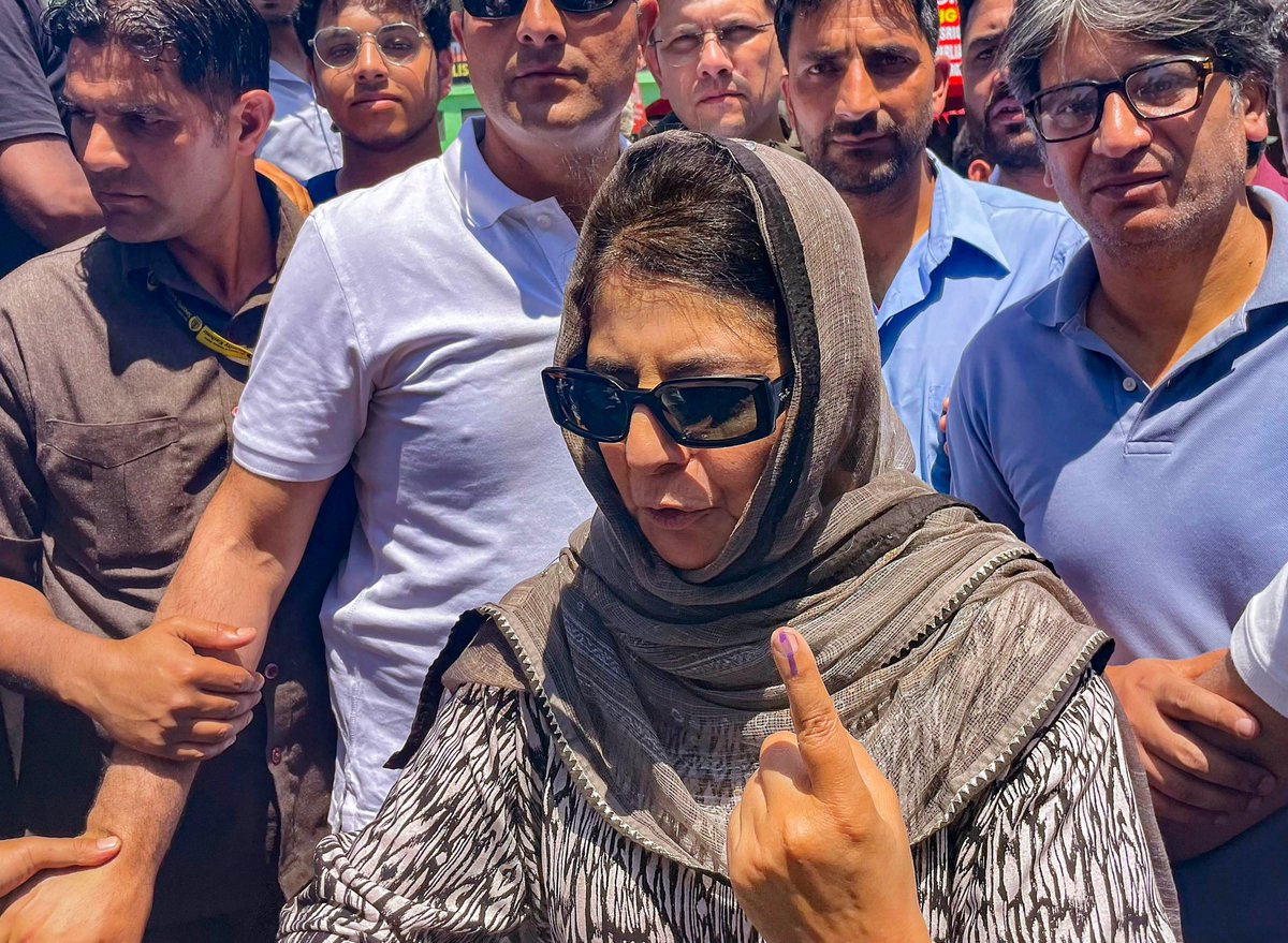 Anantnag: People's Democratic Party (PDP) President and candidate from Anantnag-Rajouri constituency Mehbooba Mufi after casting her vote during the sixth phase of Lok Sabha elections

#Anantnag #RozanaSpokesman #MehboobaMufi