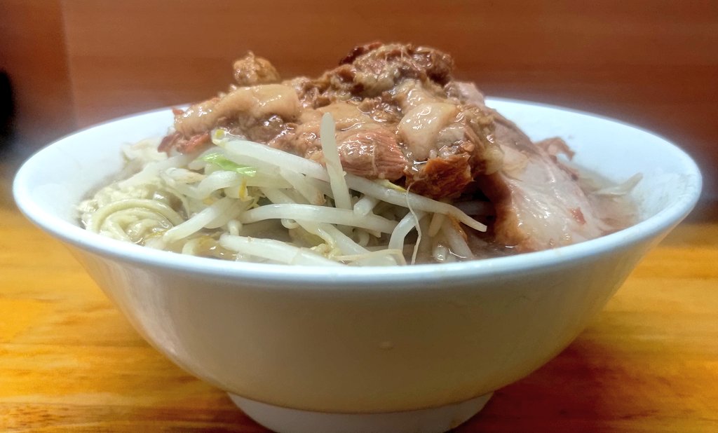ChocoVanilla970's tweet photo. ラーメン二郎立川店
ラーメン小 ニンニクアブラ
この量と味で750円はバグ https://t.co/cA29L0qwbO