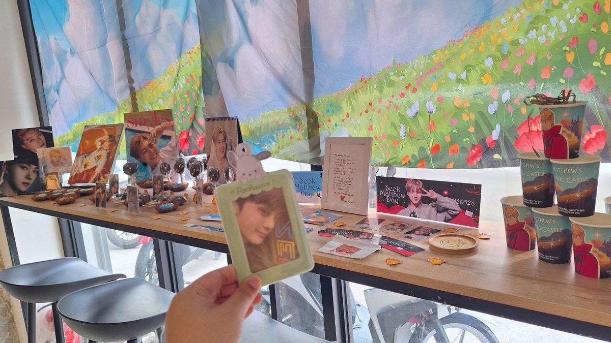 KimGyuvinPH's tweet photo. [🎂] KIM GYUVIN PH celebrates Matthew's birthday ~

We're at #MatthewsMovingCastle to celebrate Matthew's special day! Congratulations to @seokmatthewph
for organizing a wonderful birthday event 💚 🧡 

#HowlTthewDay https://t.co/LRWOtGrTyl