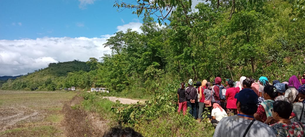 Separated from the Meitei, the Kuki-Zo used their own funds to construct a bridge, opposed by the Meitei govt. Today, an attempt by GoM to destroy the construction led to a standoff between the communities @adgpi @ANI @ukhrultimes @airnews_aizawl @aliyaqut @EastMojo