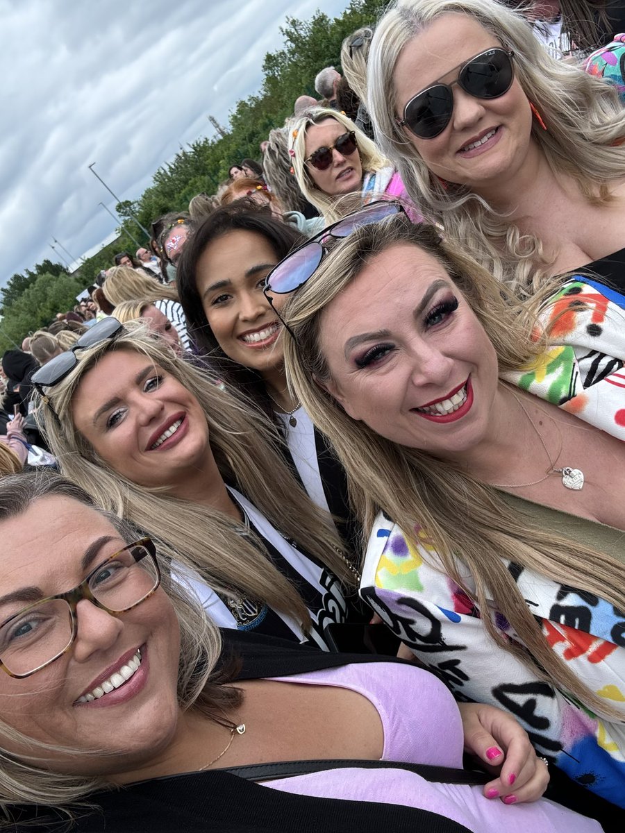 lynnkelly25's tweet photo. What a day we had yesterday @GaryBarlow 🤩 shall we do it again tonight? Xx https://t.co/JIpxW3lasd