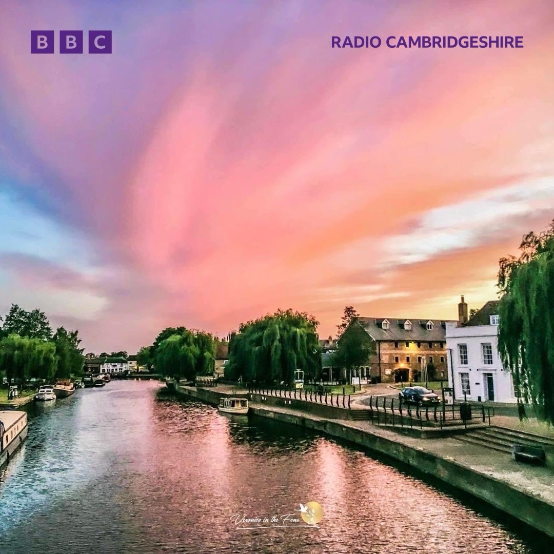 Beautiful skies over Ely 😍 Thank you to @VeronicaJoPo for the snaps 📸 Listen live to BBC Radio Cambridgeshire: bbc.in/44QUZQp 🎧