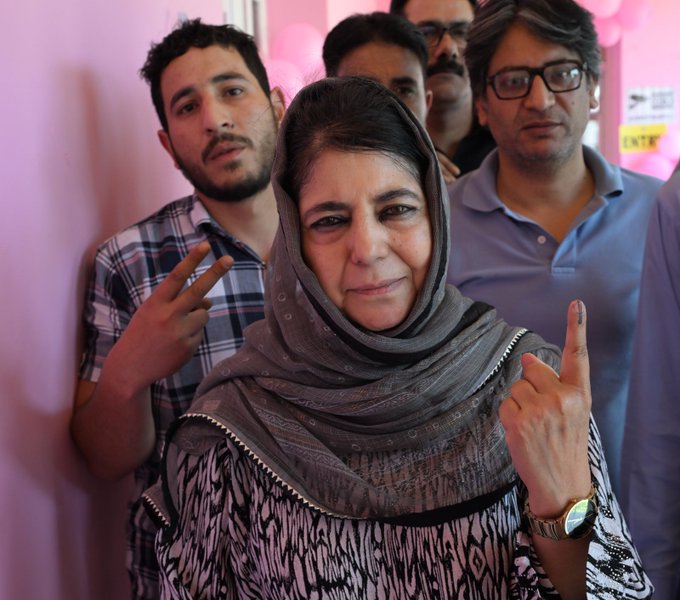 Jammu and Kashmir PDP president Mehbooba Mufti casts her vote at a polling station in Bijbehara area of ​​South Kashmir's Anantnag district on Saturday @MehboobaMufti #jammukashmir #lokbasabhaelections2024