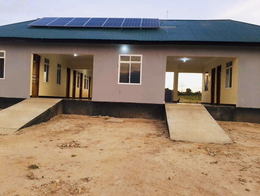 ElicoFoundation's tweet photo. Big thanks to the @IrlEmbTanzania for funding a 6.5kWp solar system at Mlongia Dispensary, Chemba DC! With a 5kW inverter and 5.1kWh battery backup, the facility now enjoys reliable power for all healthcare needs. #SolarHealth #CleanEnergy https://t.co/iHHQg1HLR1
