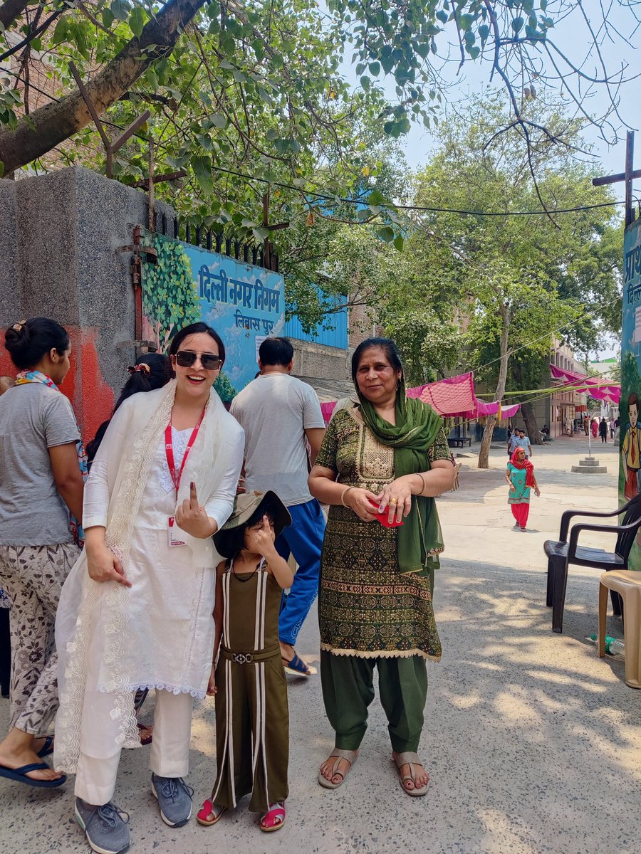 nidhimudgill's tweet photo. मेरा वोट विकास के नाम
#DelhiLokSabha
#northwestdelhi #samaypur
@nidhimudgill casts her vote https://t.co/pDknchuf1f