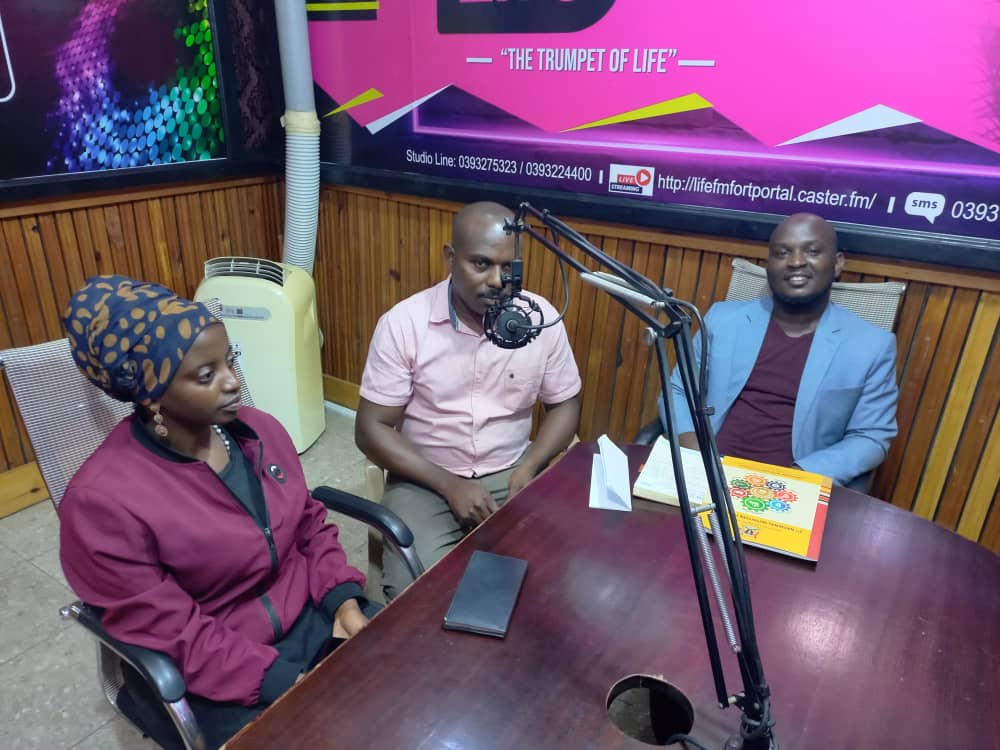 @CefrohtUg @SEATINIUGANDA @FianUganda during a talk show with the Fort Portal District Nutrition Officer Mr Muhenda Steven @LIFEFM938FORTP1 highlighting the importance of the Front -Of-Pack Warning Labelling (FOPWL) & Nutrition Profiling Model. #NutritionWeek2024 
#BeyondTheTable
