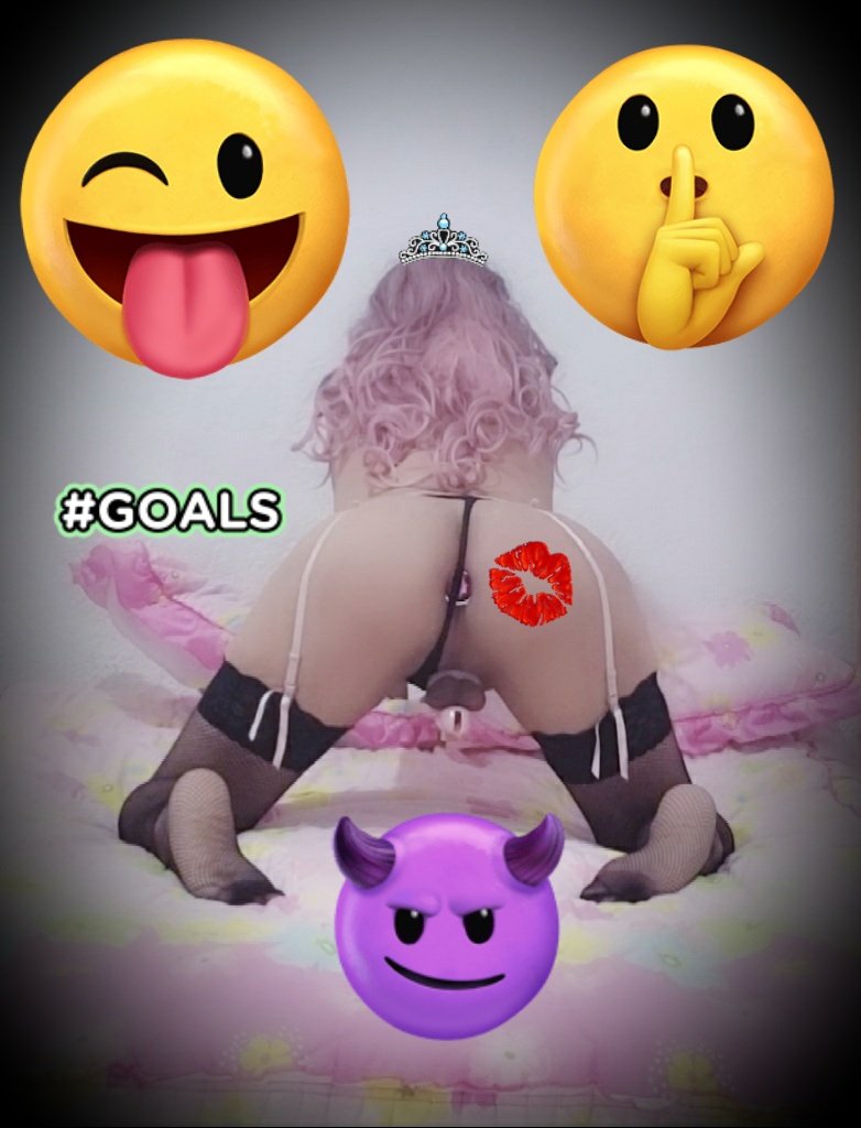JennRosasTS's tweet photo. @Gabogodoy1 Hace años a una novia le compre este liguero y esta tanga que venía con un corsé obvi lo compre de mi talla así que no le gusto porque no le quedaba y yo por dentro inmensamente feliz porque a mi se me veía divino 🤭🙊🙈 https://t.co/HpZmATVmlJ