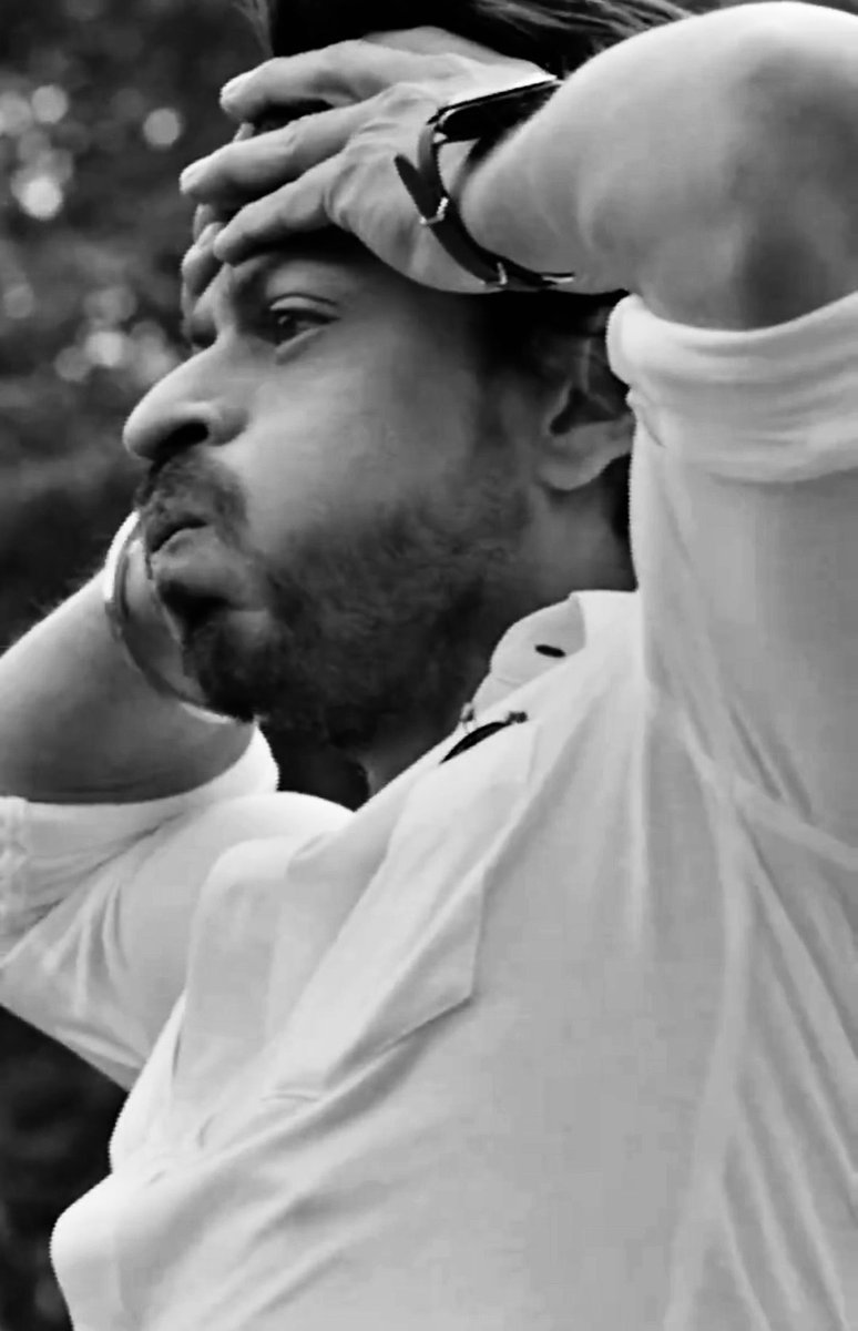 NataschaLeng's tweet photo. @RedChilliesEnt I‘d say it’s this one - for so many reasons. Harry is outstanding. His facial expressions are not to be misinterpreted. @iamsrk Sending you all my love and hugs ❤️🤗 https://t.co/c3e63ETUf4