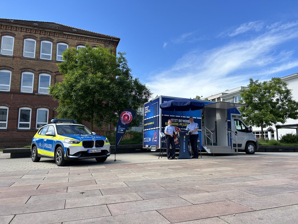 Unsere Einstellungsberater sind noch bis 15 Uhr in 📍Ludwigsburg auf dem Rathausplatz. 
Kommt vorbei und lasst euch beraten! 🙂