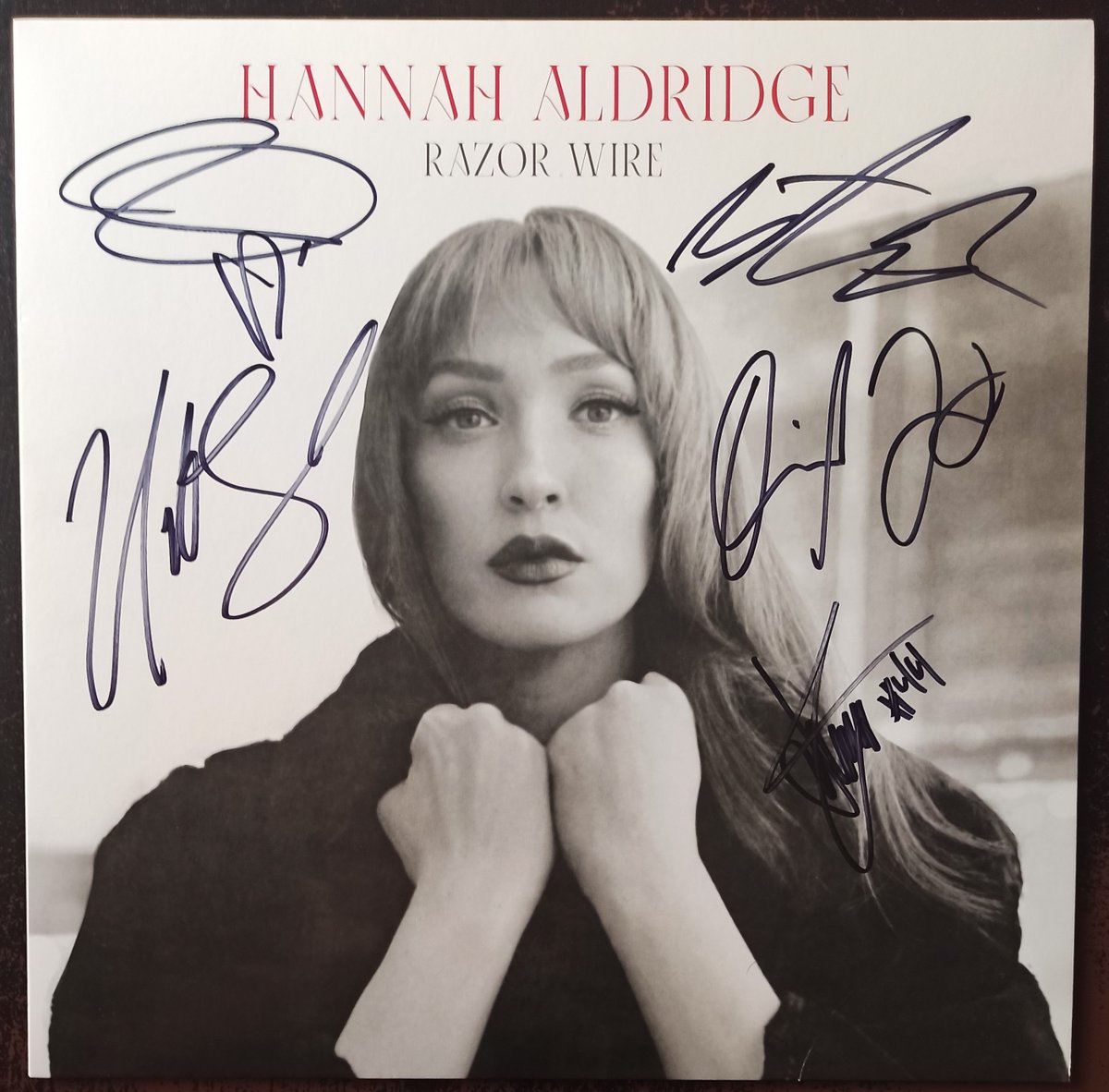 Por cierto...  ¡¡¡Recomendadísimo!!! 
<a href="/HannahCAldridge/">Hannah Aldridge🕷</a> - Razor Wire