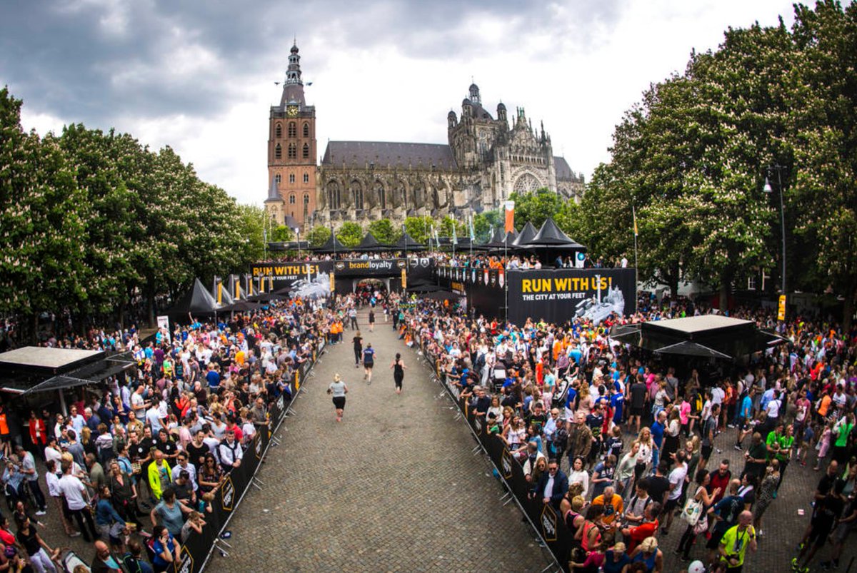 WEEKEND!
En, waar lopen ze zoal? In Breda (5 km), Breukelen (10 km), Den Bosch * (10 km), Naarden (11 km) en Wirsbo (Trail 21 km). Succes allen, daar en elders! 
"Het zijn alleen idioten die hun hele leven lang niet veranderen" [Eric Cantona].