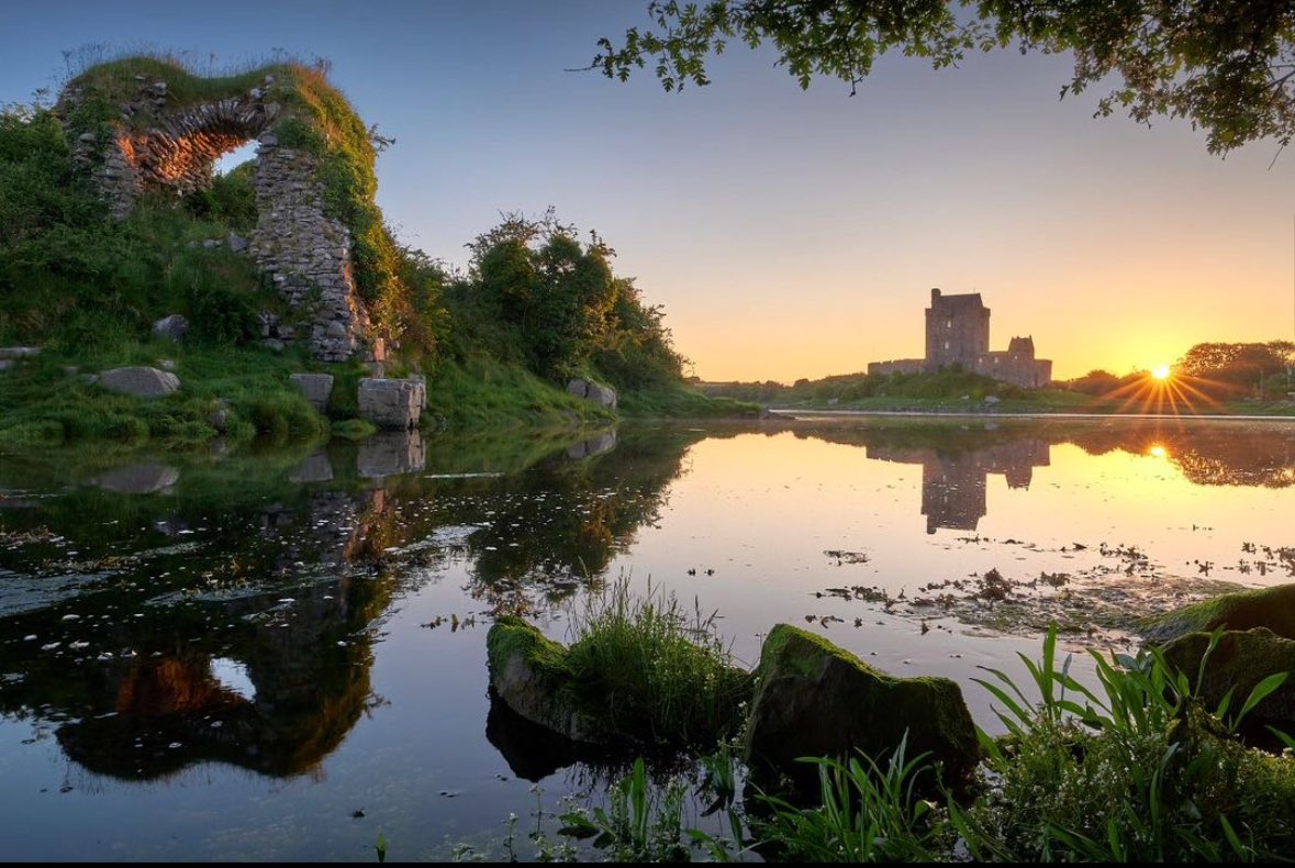 Golden sunrise at Dunguaire Castle in Kinvara, Co. Galway 🌅🌿

#LoveGalway #WildAtlanticWay
📸 ig/kilanowskiphotography