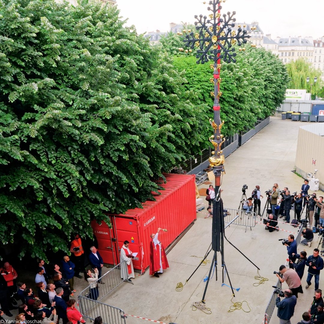 dioceseparis's tweet photo. 🙌 Hier a eu lieu la bénédiction de la croix du chevet de @notredameparis par Mgr @ORDUMAS, recteur de la cathédrale.

Gravement endommagée, cette croix est le seul élément à avoir survécu aux flammes. Désormais restaurée, elle va retrouver sa place à 40m de hauteur ⛪ https://t.co/x8l8jkIjoK