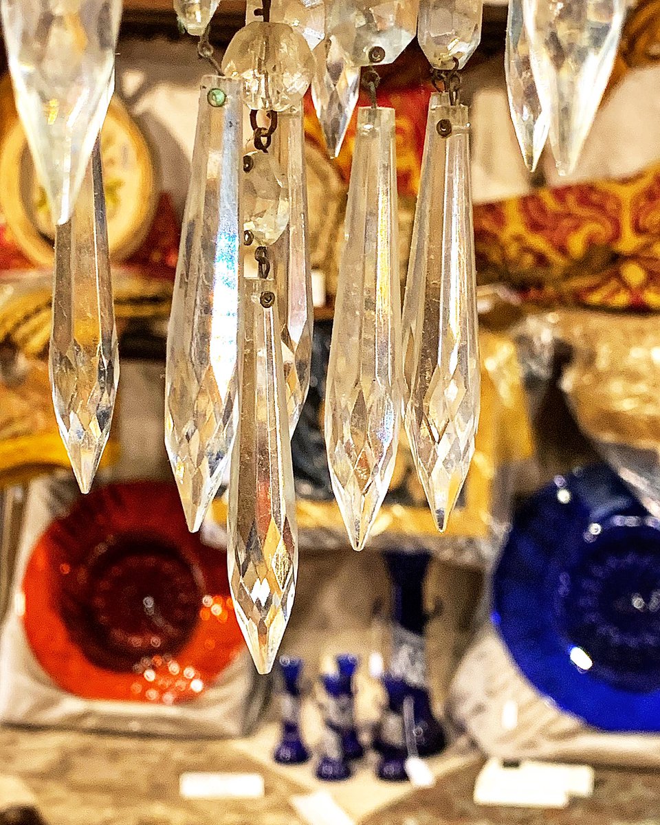 Rain drops (outside) and crystal drops 🌧️💧✨

#venise #venice #venezia #venecia #venedig #venetië #veneza #ונציה #베네치아 #ヴェネツィア #威尼斯 #antiquariato #antiques #antiquestore #antiquitäten #antiquitätenladen #antiquaire #antiguidades #古玩店 #古董店 #antiqueslovers