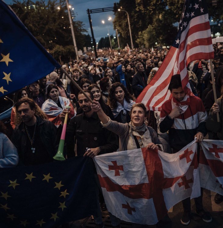 faustvincent's tweet photo. En Géorgie, les manifestants en ordre de bataille pour tenir sur la durée : 
«On ne veut pas faire un nouveau Maïdan» #GeorgiaProtests 

https://t.co/dKZARWXGdE 
Photos @vautier_adrien https://t.co/jPXR7s6nZU