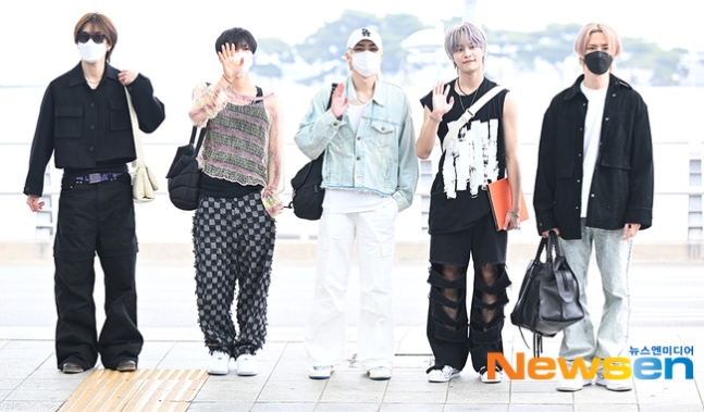 【PHOTO】WayV、スケジュールのため中国に出国…笑顔で挨拶
news.kstyle.com/article.ksn?ar…

#WayV