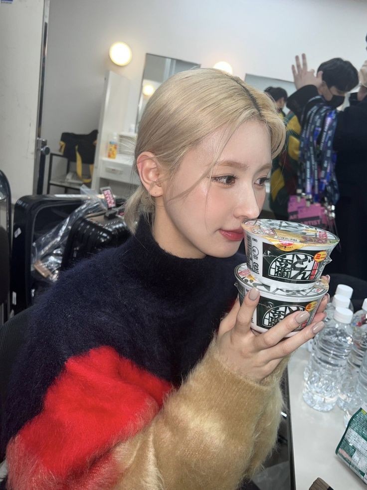 prosto_chel_hi's tweet photo. # 𝙢𝙞𝙮𝙘𝙝𝙤🍜
           приятного аппетита ням. https://t.co/DyBhuxC1ra