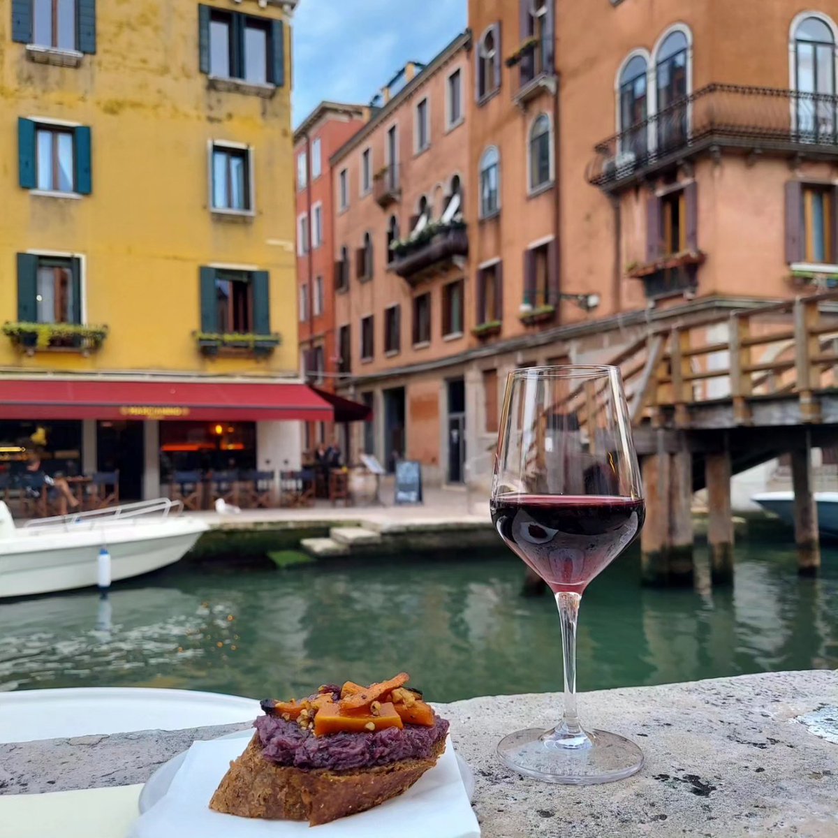 ArtNomads's tweet photo. Actually, we did find some "crowds" later while doing a little cicchetti crawl after a long day of taking in art (more on that later). Nice kids, fun to be around.
Ciao, Enrico &amp; crew!

#eatdrinklocal #venice #italy #artadventuretravel 
#goldenhour #magicmoments https://t.co/fRTGK8qrnD