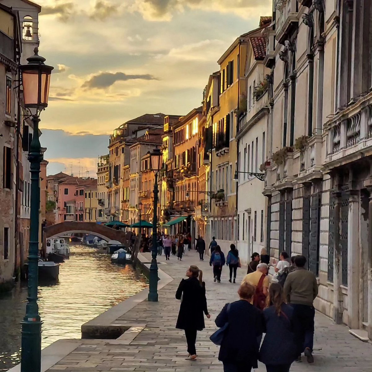 ArtNomads's tweet photo. Actually, we did find some "crowds" later while doing a little cicchetti crawl after a long day of taking in art (more on that later). Nice kids, fun to be around.
Ciao, Enrico &amp; crew!

#eatdrinklocal #venice #italy #artadventuretravel 
#goldenhour #magicmoments https://t.co/fRTGK8qrnD