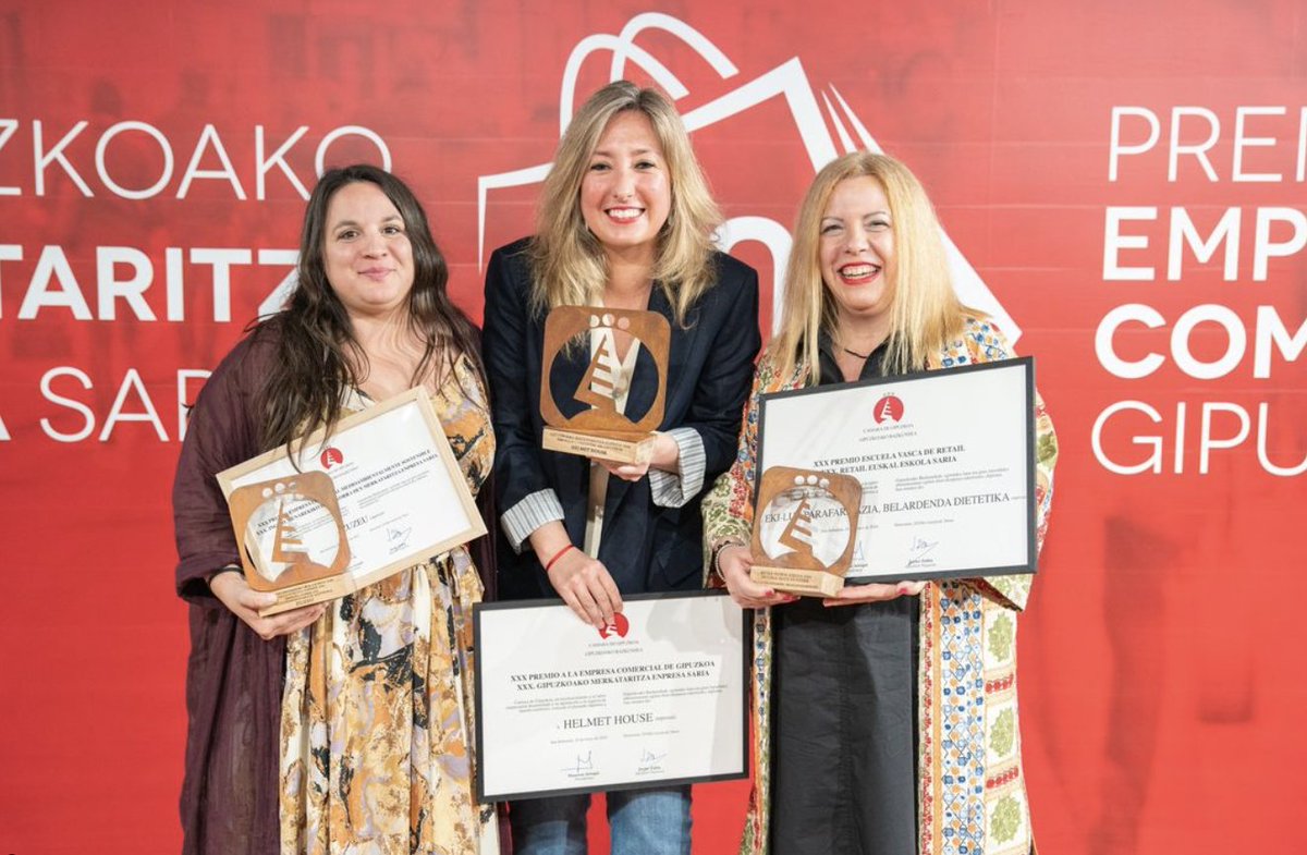 🏅 Gipuzkoako Bazkundeak Bergarako 'Ekilur Parafarmazia - Belardena Dietetika' komertzioa saritu du Donostian ospatutako Gipuzkoako Merkataritza Enpresa Sarietan. Bertan izan da Gorka Artola alkatea ere.

Zorionak Marian eta Eki Lur-eko langileak!

#Bergara #IzanBiziEkin