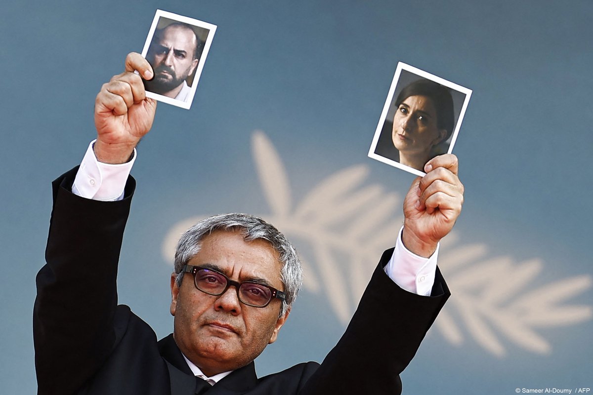 Per arrivare a #Cannes2024 #MohammadRasoulof è fuggito a piedi dall'Iran. Sul red carpet di #TheSeedofTheSacredFig ha impugnato le foto dei protagonisti Missagh Zareh e Soheila Golestani, che non hanno potuto lasciare il paese.
Il film arriverà in Italia con Lucky Red e @BimFilm