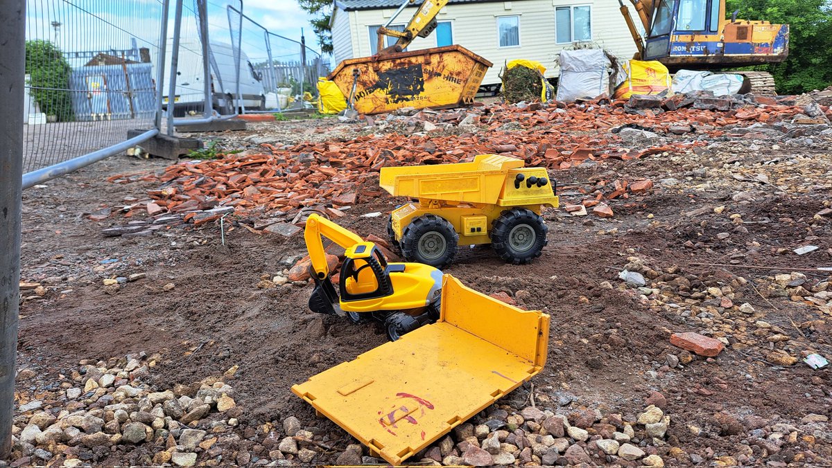 PilningStation's tweet photo. Today #Pilning passengers were deprived of vehicular access to the station car park.... again.... 

The building work at the station continues. Soon there will be a new settlement! https://t.co/yJDNs8EETP