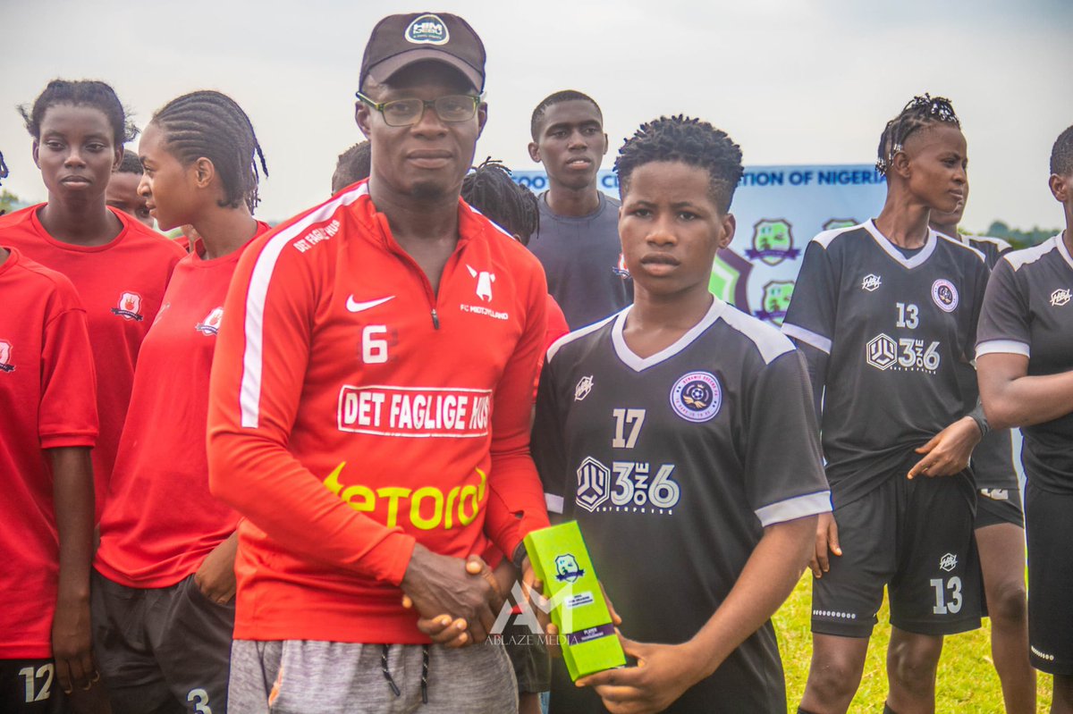 officialfefcan's tweet photo. The Technical Director of Unizee Sports Complex Alhaji presented the MOST VALUABLE PLAYER (MVP) to Ihekwe chidera of Dynamic Queens FA
#fefcan https://t.co/t4f4vkfEz2
