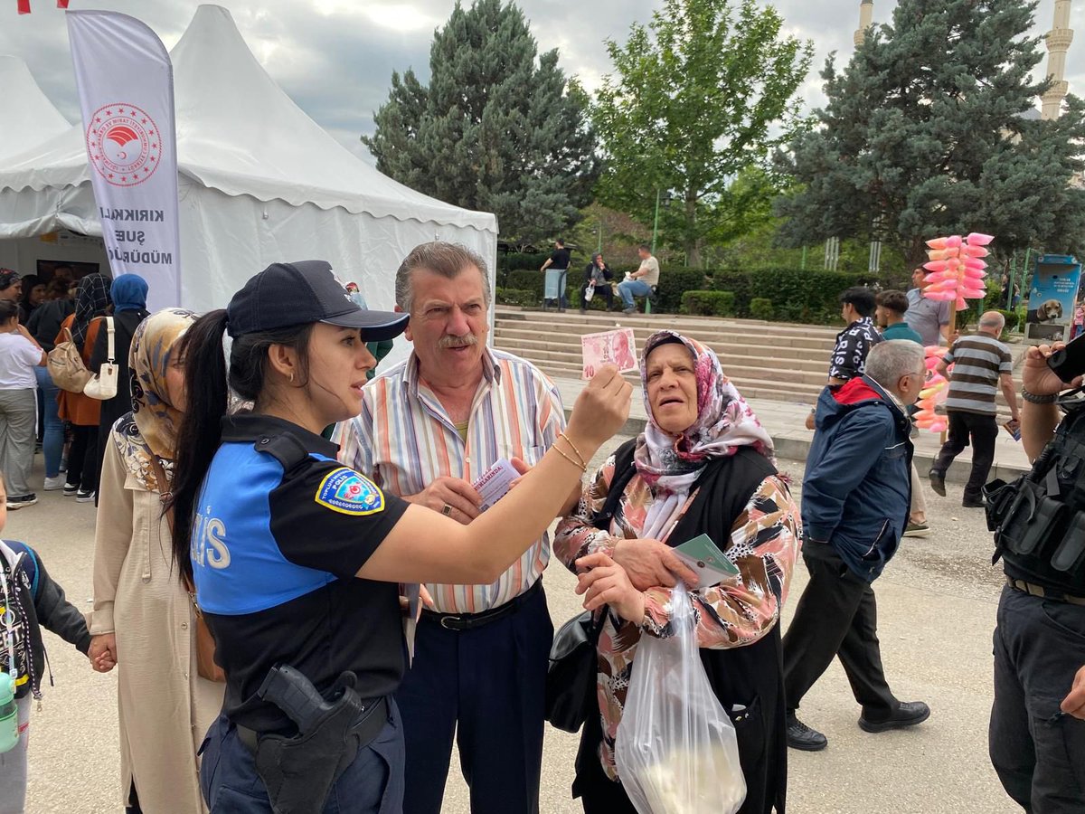 kirikkalepolis's tweet photo. Alışverişte Sahte Paraya Dikkat‼️
TDP Şube Müdürlüğümüzce #KaleFest 2024 etkinliklerine katılan vatandaşlarımız Sahte Para konusunda bilgilendirilerek alınması gereken önlemler anlatılmıştır.
@EmniyetGM @asayisdairebsk @TC_kkalevalilik #EmniyetKırıkkale https://t.co/Im0RljRYdu