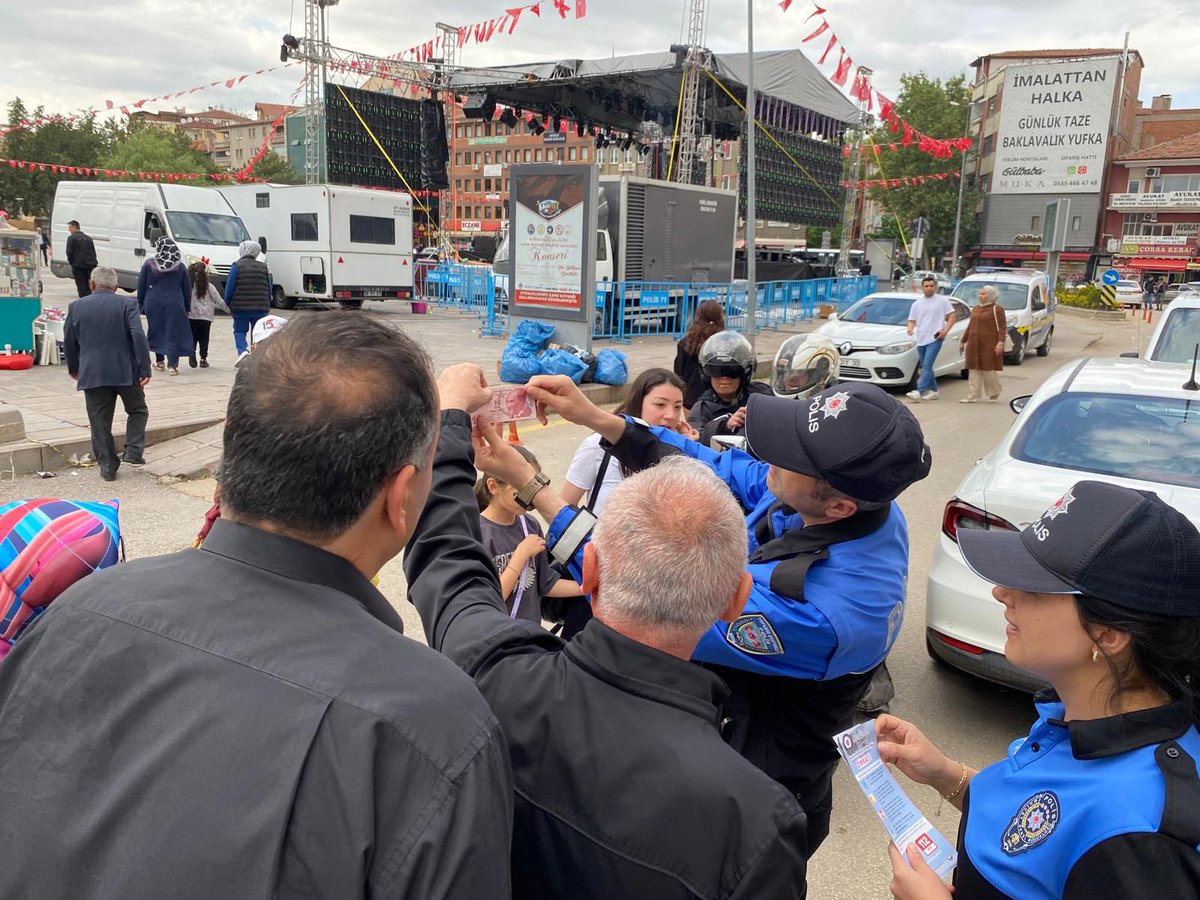 kirikkalepolis's tweet photo. Alışverişte Sahte Paraya Dikkat‼️
TDP Şube Müdürlüğümüzce #KaleFest 2024 etkinliklerine katılan vatandaşlarımız Sahte Para konusunda bilgilendirilerek alınması gereken önlemler anlatılmıştır.
@EmniyetGM @asayisdairebsk @TC_kkalevalilik #EmniyetKırıkkale https://t.co/Im0RljRYdu
