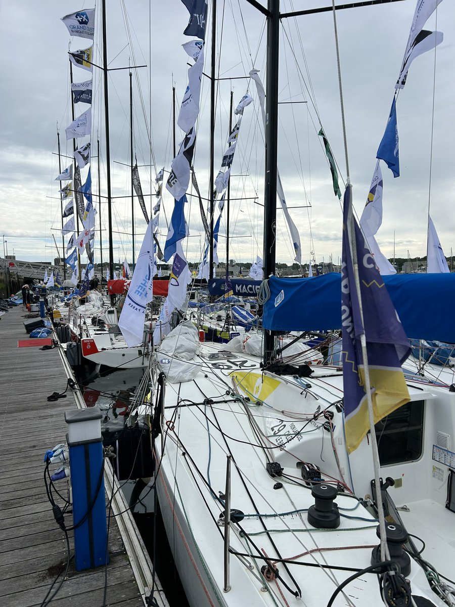 Tellement agréable de retrouver @villeconcarneau, pour saluer les marins de le 2ème édition du #TropheeBanquePopulaireGO organisé par @UltimSailing pour @bpgrandouest. Délicieux mélange de @ClasseFigaro, bateaux de pêche, vieux gréements et bateaux militaires chez @PIRIOU_Group.