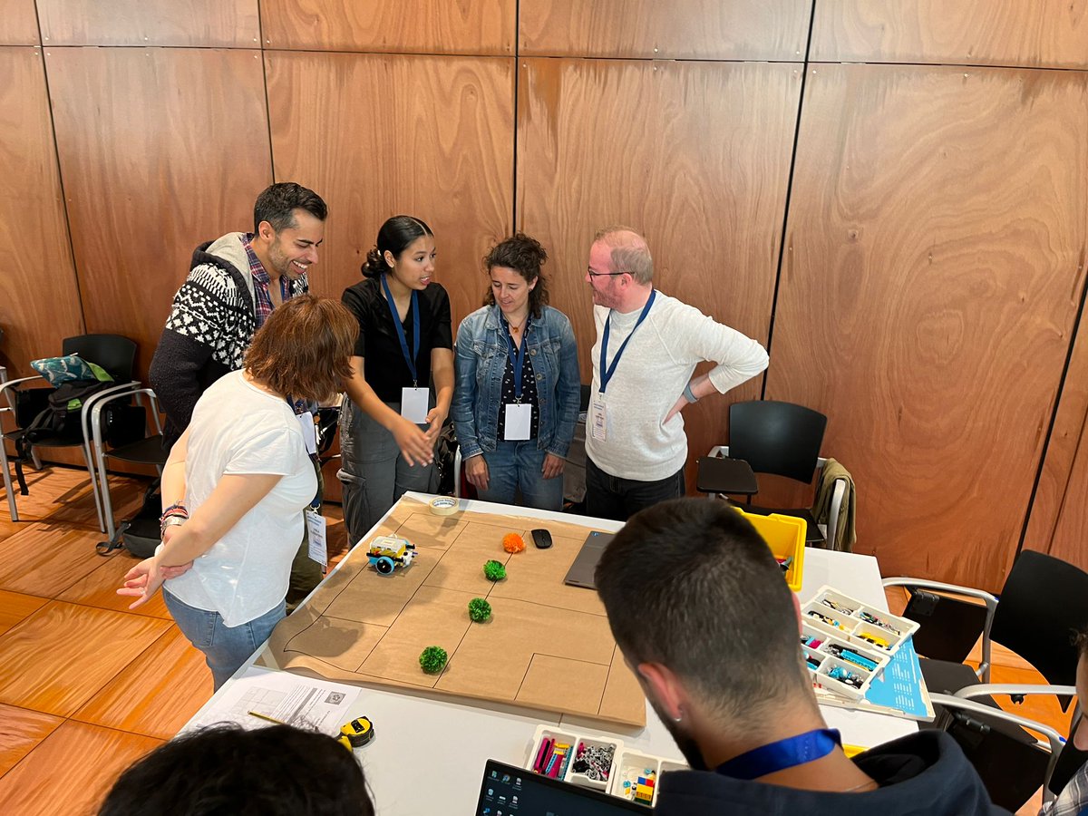 CodeBotsMedia's tweet image. Que bé s’ho estan passant els participants dels #tallers de la #JPRE24 descobrint i aprenent sobre @scratch, @mergecube, @microbit_edu , @CoSpaces_Edu, #python #IA , #iOT, #robots, #codeyrocky, #legospikeprime, #roboticacee, #programació… i molt més!