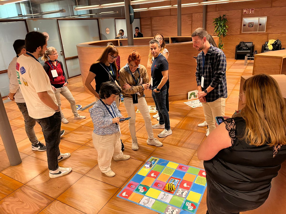 CodeBotsMedia's tweet image. Que bé s’ho estan passant els participants dels #tallers de la #JPRE24 descobrint i aprenent sobre @scratch, @mergecube, @microbit_edu , @CoSpaces_Edu, #python #IA , #iOT, #robots, #codeyrocky, #legospikeprime, #roboticacee, #programació… i molt més!