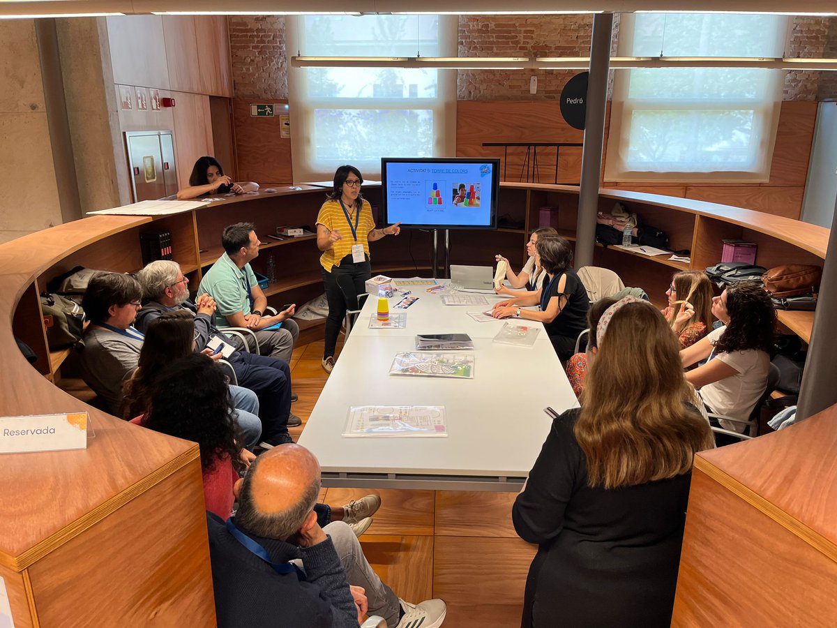 CodeBotsMedia's tweet image. Que bé s’ho estan passant els participants dels #tallers de la #JPRE24 descobrint i aprenent sobre @scratch, @mergecube, @microbit_edu , @CoSpaces_Edu, #python #IA , #iOT, #robots, #codeyrocky, #legospikeprime, #roboticacee, #programació… i molt més!