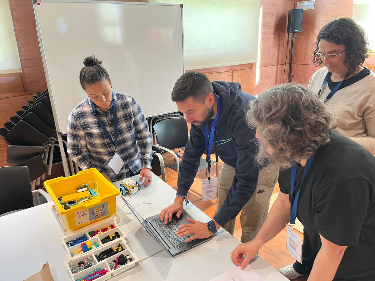 CodeBotsMedia's tweet image. Que bé s’ho estan passant els participants dels #tallers de la #JPRE24 descobrint i aprenent sobre @scratch, @mergecube, @microbit_edu , @CoSpaces_Edu, #python #IA , #iOT, #robots, #codeyrocky, #legospikeprime, #roboticacee, #programació… i molt més!