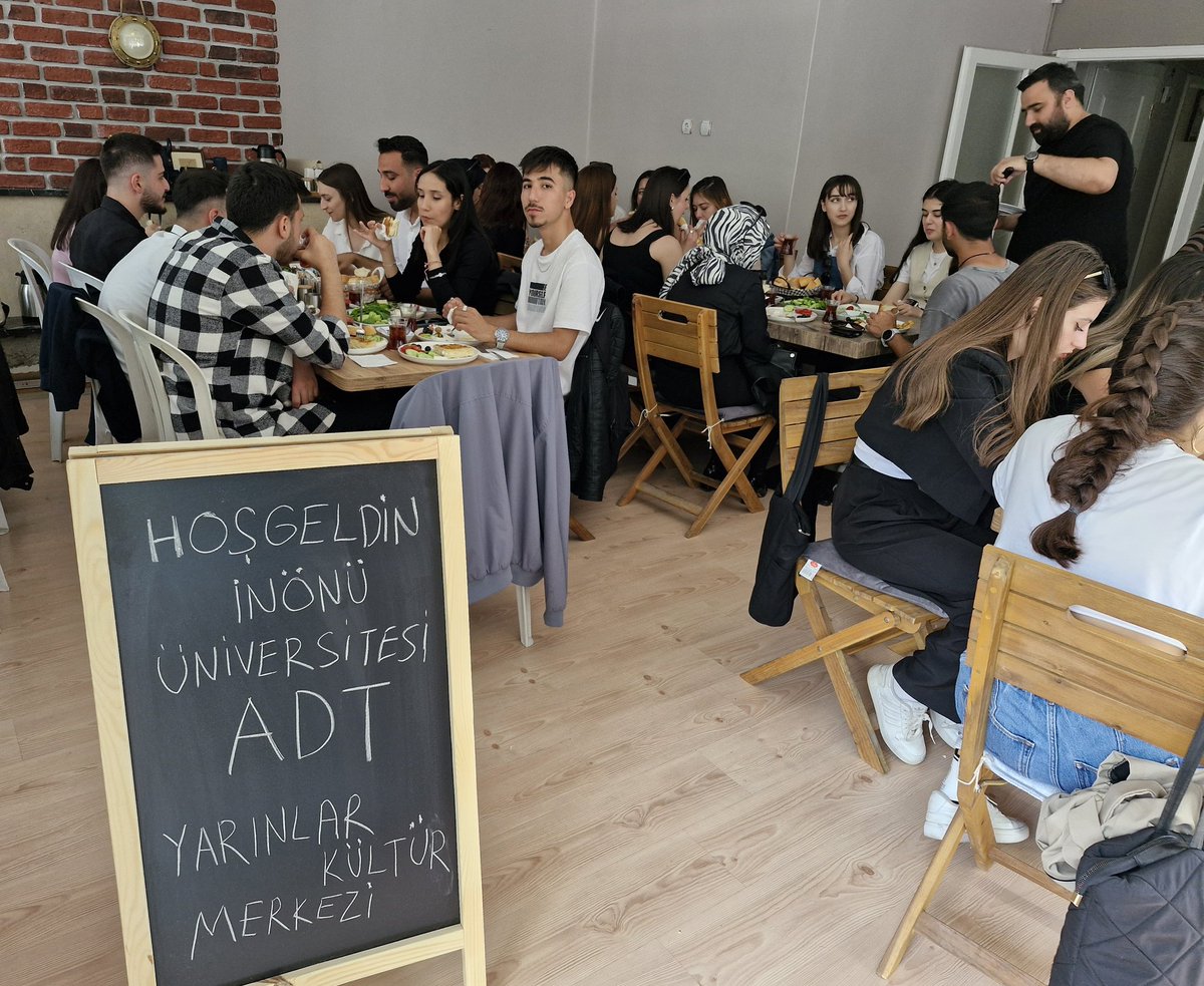 YarinlarKultur's tweet photo. Malatya İnönü Üniversitesi Atatürkçü Düşünce Topluluğu (ADT)'ndan arkadaşlarımızı güneşli bir cumartesi sabahında Ankara'da, Kültür Merkezimizde ağırlıyoruz.

Haftasonları birbirinden lezzetli kahvaltı çeşitleri ve aperatifler için Yarınlar'da buluşalım... https://t.co/qpyFHbQslf