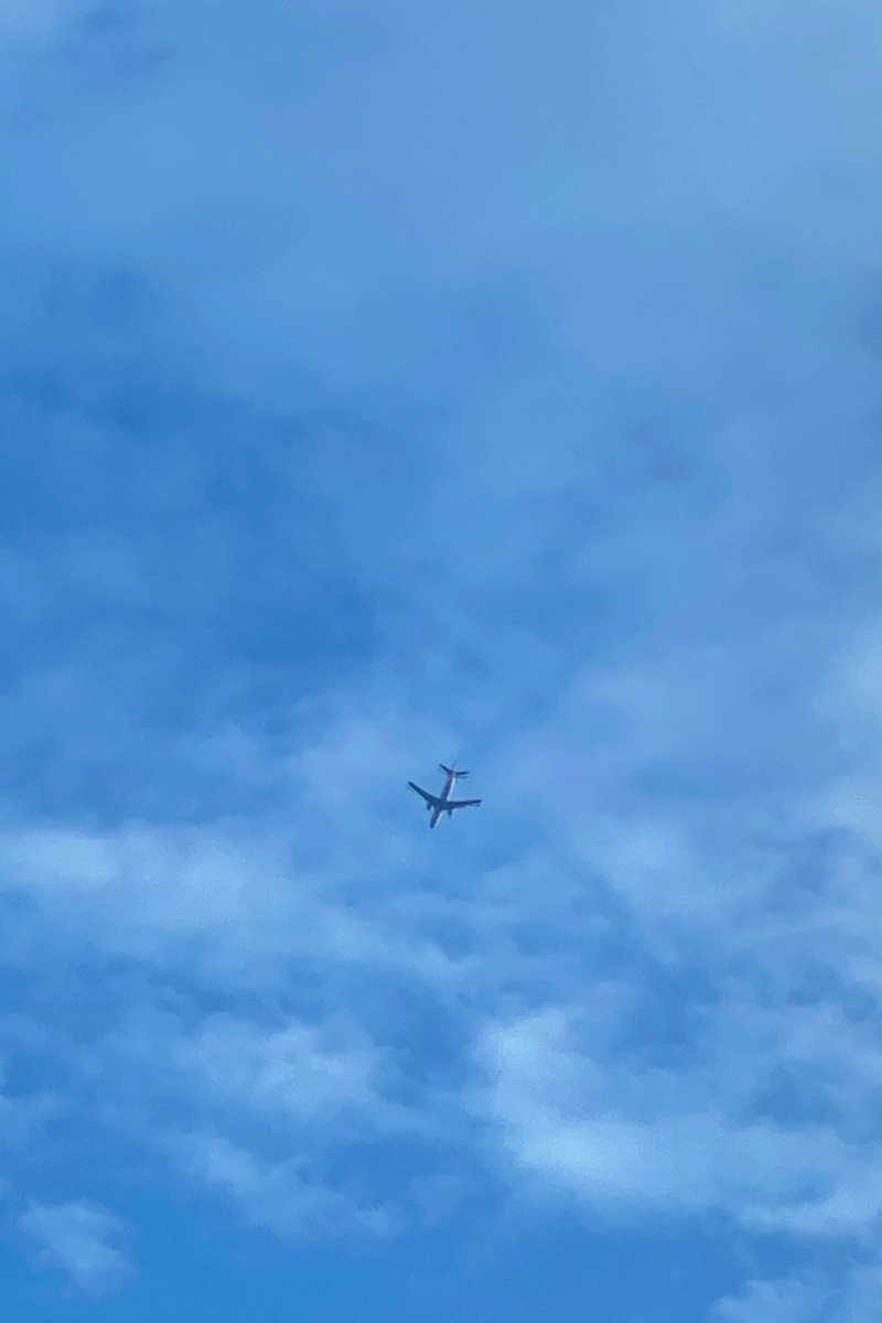 モコモコ雲の☁️中を飛行機✈️が飛んでいきます✨✨✨空が、ゴーゴー賑やかです