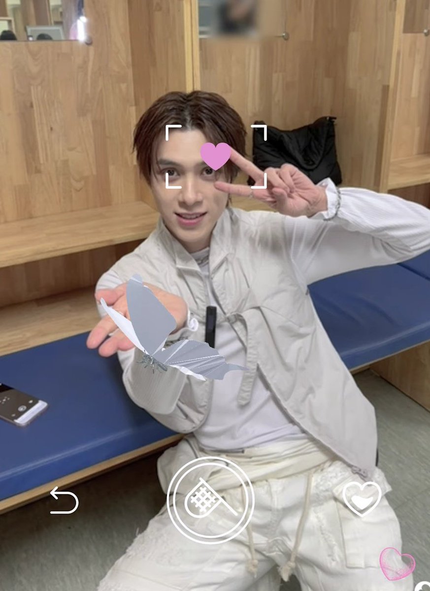 kunhahg's tweet photo. Kun ge took this. He did this on purpose. https://t.co/N3ZZ2R26iz