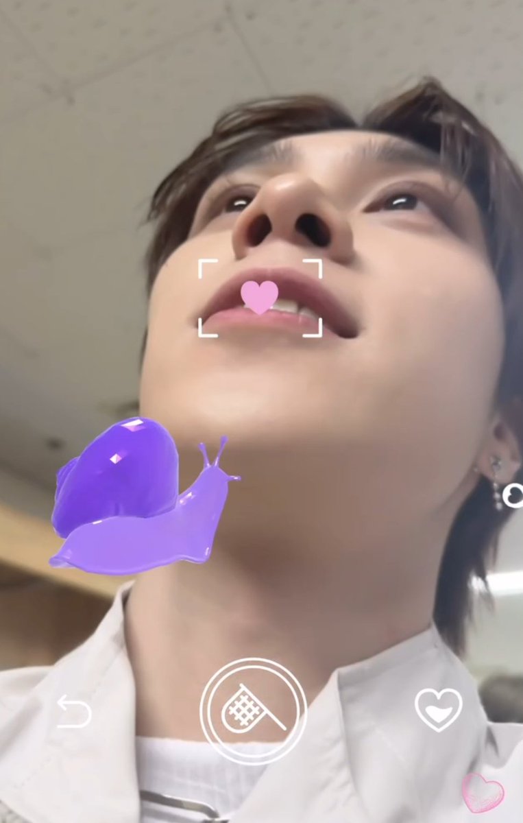kunhahg's tweet photo. Kun ge took this. He did this on purpose. https://t.co/N3ZZ2R26iz
