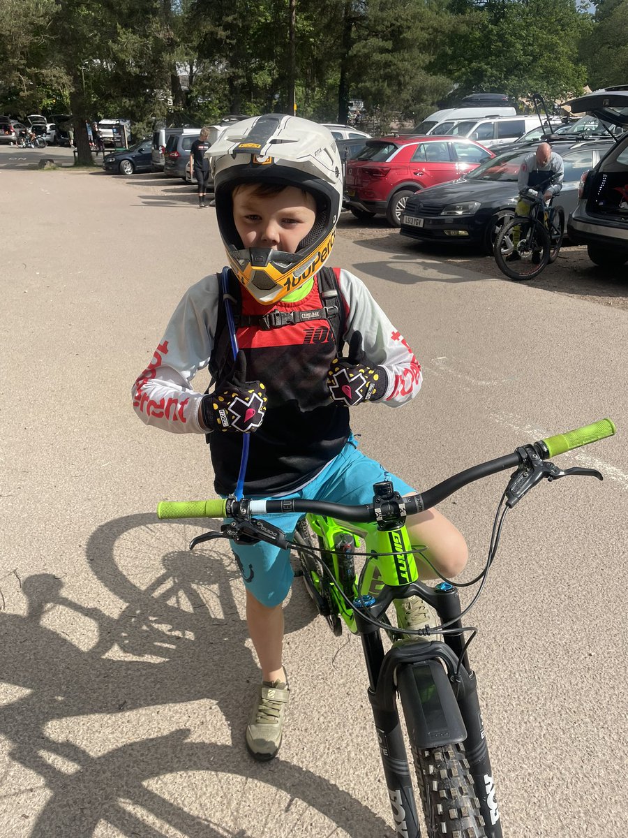 kevdavies63's tweet photo. Enough about #hardline it’s all about the minifodders DH race at FOD today 😉👍🏻 #absolutemtb #fod #minidh #dannydaviesracing https://t.co/rXh2HYNHkQ