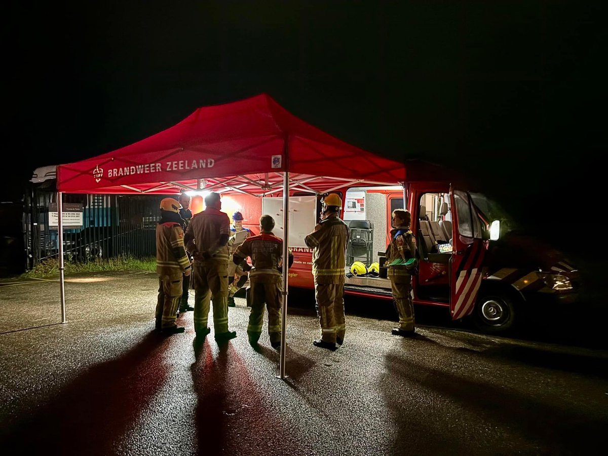 yellow_flame's tweet photo. Naast Dirk, zette Brandweer Zeeland 5 TSen, HW, SB en WT ook weer de Info en Coördinatie Brandweer in bj de brand in Terneuzen.
#Vangnet #BeeldenDelen #Ondersteuning https://t.co/UYDZBsz3ba