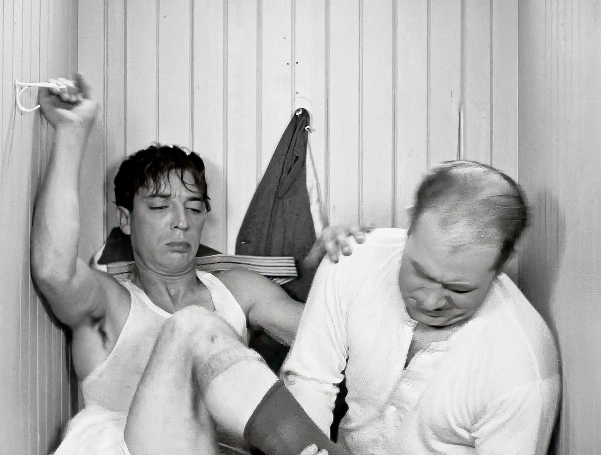 Buster Keaton and Ed Brophy
The Cameraman - 1928

#busterkeaton #edbrophy #damfino #oldhollywood #silentfilms