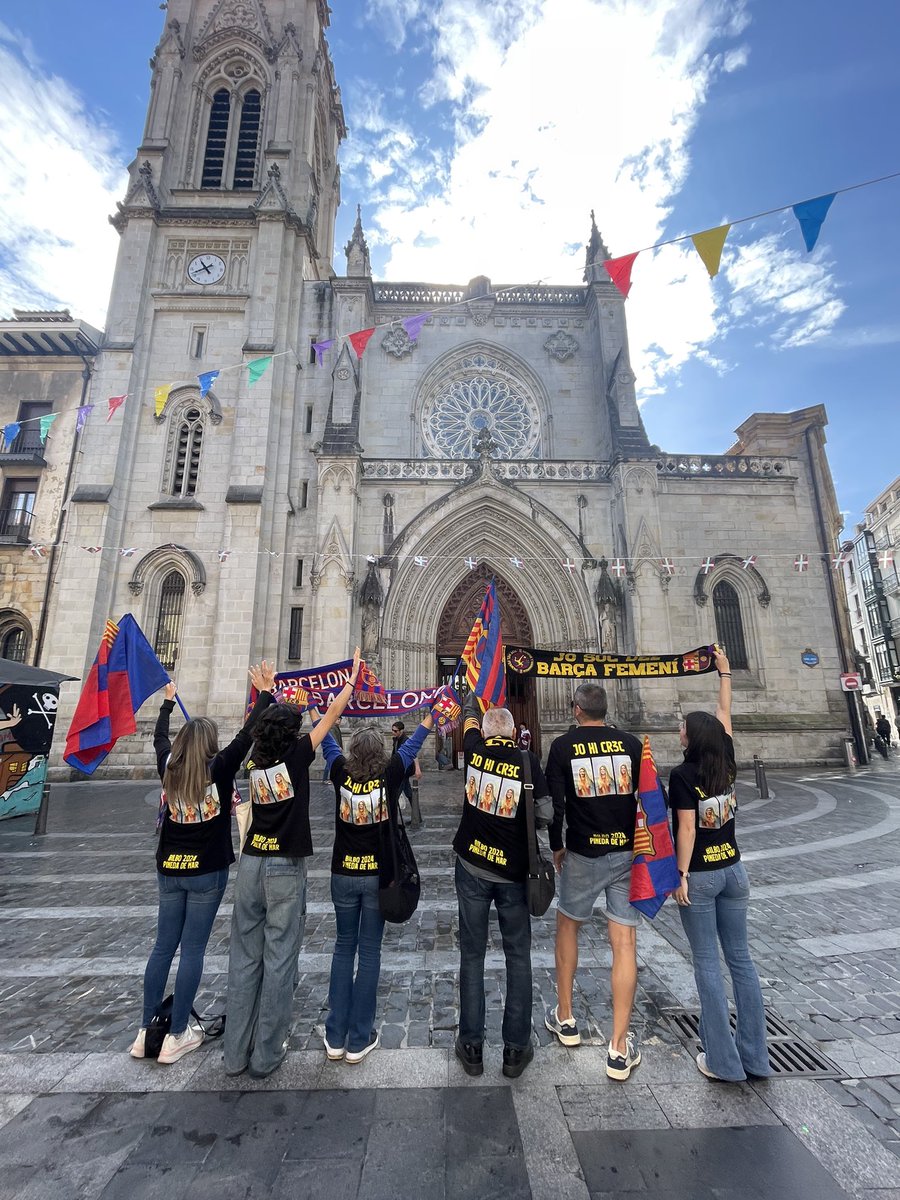 juliasiicart's tweet photo. Un any més tota la familia ens hem fet una samarreta per a recolzar a les nostres jugadores en una altra final de champions. @MariaTikas ens ajudes a que els hi arribi el nostre suport?🥰🤘🏼✨ https://t.co/tbWhXyQKRH