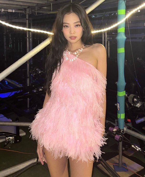 uzer0016's tweet photo. the most iconic jennie fashion moments - a thread https://t.co/02MVNZPkj6