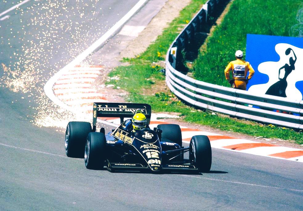 #OnThisDay in ’86 Mansell won at Spa for Williams while Senna took the lead in the drivers’ championship with 2nd place in this Lotus. This pic has everything: the greatest driver of the post-Clark era, one of the best #F1 liveries, superb circuit, sparks, even a Gitanes logo.👌